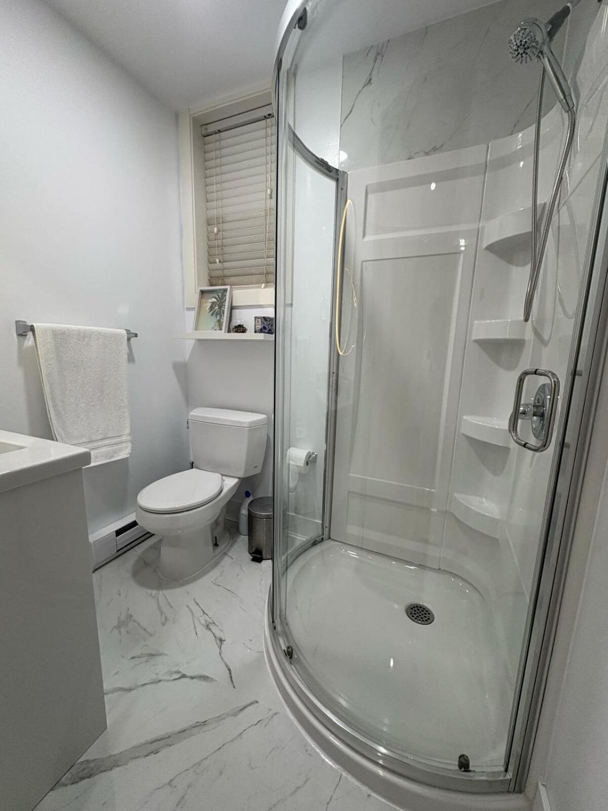 Guest Room With Private Bath In Langford Victoria Eksteriør billede
