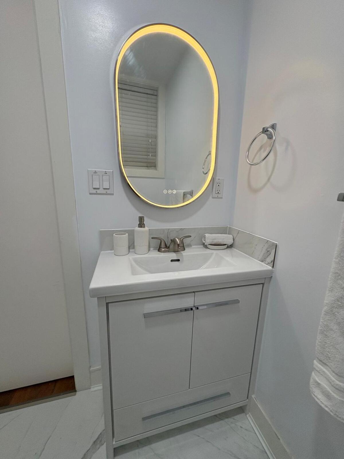 Guest Room With Private Bath In Langford Victoria Eksteriør billede